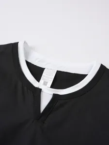 Λεπτομέρεια γιακά ανδρικού κοντομάνικου t-shirt με διπλή λαιμόκοψη V, μαύρο λευκό τοπ.
