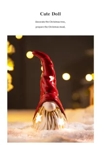 Detailansicht der Weihnachtswichtel-Figur mit leuchtenden Sternen und gemütlicher Festtagsbeleuchtung.