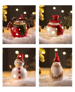 Weihnachtliche Keramik Schneemann Figur Detail, festliche Weihnachtsdeko mit Sternen.