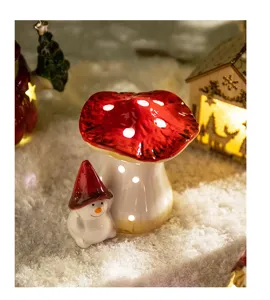 Weihnachtskeramik leuchtender Pilz und Schneemann Ornament, gemütliche Winter Tischdeko.