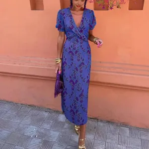 Vue détaillée de la robe midi bleue imprimée à fleurs, col en V et manches courtes.