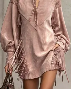 Robe chic à col V brodé de franges avec de longues manches ballon et texture daim.