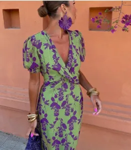 Détail de robe d'été pour femmes à manches courtes et col V à motif floral vert stylé.