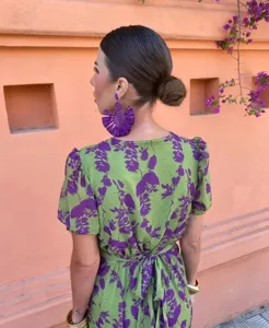 Robe longue femme estivale à imprimé floral vert avec col V, manches courtes et lien taille.