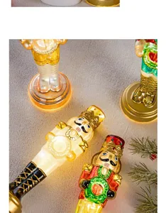 Ornamenti natalizi di soldati schiaccianoci luminosi, decorazione festiva da tavolo.