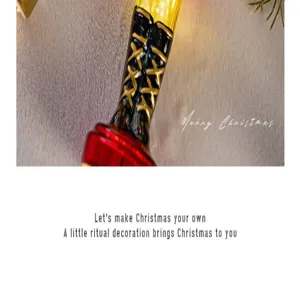 Primo piano dello stivale di un soldato schiianoci luminoso decorazione Natale dettaglio.