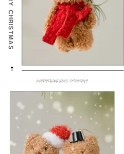 Joli petit ours en peluche décoration de Noël détail avec écharpe rouge et chapeau festif