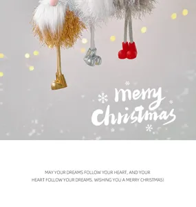 Nahaufnahme des Weihnachts-Zwerg-Hängeornaments mit flauschigem Bart und hübschen Beinen.