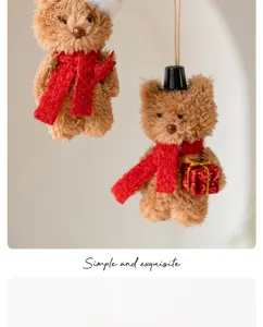 Noel decoratif en peluche ours en peluche suspendu pendentif vue detaillee echarpe rouge.