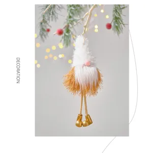 Detailaufnahme eines süßen Weihnachtswichtels als Hängeornament mit Puschelmütze und Stiefeln.