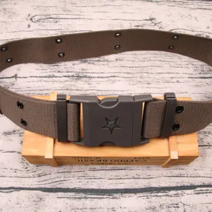 Vue détaillée de la ceinture militaire, sangle en toile robuste avec boucle en plastique.
