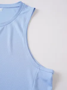 Hellblauer atmungsaktiver Sport-Tanktop Detailblick, ärmellos breite Schulter Mesh.