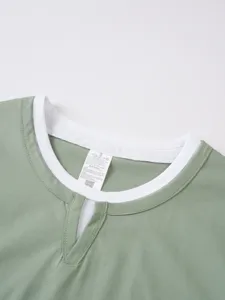 Λεπτομερής λήψη ανδρικού μονόχρωμου t-shirt κοντό μανίκι με διπλό λαιμό V σχεδιασμό.