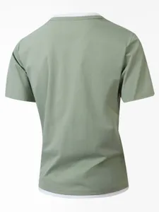 Πίσω όψη ανδρικού πράσινου κοντομάνικου t-shirt με διπλό λευκό γιακά και τελειώματα.