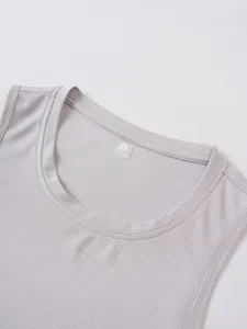 Nahaufnahme Detail des grauen atmungsaktiven sportlichen schnelltrocknenden Tanktops.