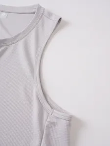 Nahaufnahme des grauen Sport-Tanktops zeigt die atmungsaktive Waffel-Mesh-Struktur.