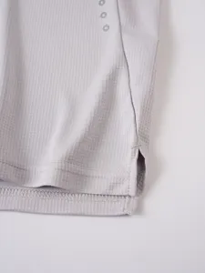 Nahaufnahme des atmungsaktiven Sport Herren Tanktops zeigt Stofftextur und Seitenschlitz.