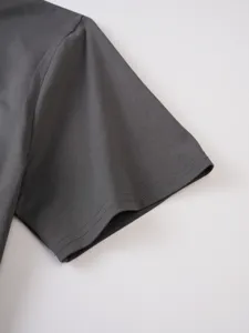 Konti leptomereia apo manika andrikou monochromou kontomanikou t-shirt se gkri chroma
