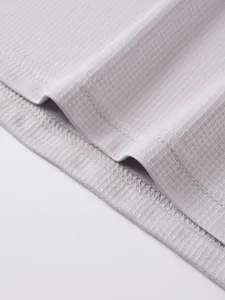 Detaillierte Ansicht der leichten grauen atmungsaktiven Herren Sport Tanktop Stofftextur.