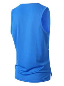 Blaue sportliche Tanktop-Detailansicht, atmungsaktives Mesh-Gewebe, schnelltrocknend für Herren.