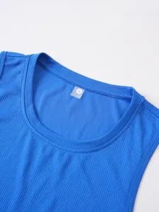 Detailaufnahme des blauen atmungsaktiven, schnelltrocknenden Sport-Westen-Kragens mit Gr. S.
