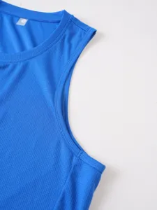 Nahaufnahme Detail des blauen atmungsaktiven Mesh-Sport-Aermellosen Tanktop-Ausschnitts.