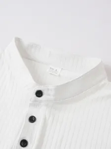Haut sans manches côtelé blanc détail col avec boutons noirs et étiquette de taille.