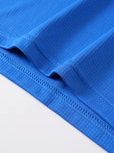 Atmungsaktives Sport-Westen-Gewebe Detail zeigt schnelltrocknendes Mesh und saubere Nähte.