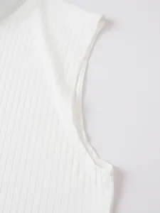 Gros plan sur le tissu de gilet sans manches blanc côtelé pour homme et ses coutures.