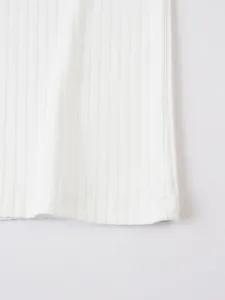 Détail de tissu en tricot côtelé blanc, texture fine, couture d'ourlet propre homme.