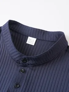 Chemise à col côtelé tricoté bleu marine pour hommes avec boutons noirs et étiquette.