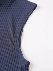 Vue de détail en gros plan de la texture en tricot côtelé doux pour débardeur d'homme.