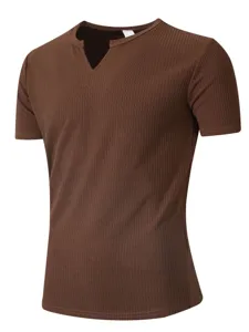 Camiseta de hombre marron acanalada manga corta cuello v slim fit para deporte y uso diario