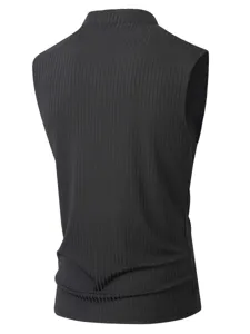 Vue de détail arrière d'un gilet de fitness sans manches en tricot côtelé noir pour hommes.