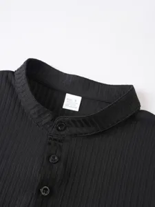 Gros plan détaillé du tissu tricoté côtelé noir, de la patte de boutonnage et de l'étiquette.