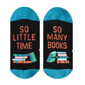 Gros plan détaillé de chaussettes en coton décontractées avec imprimé de livres et texte.