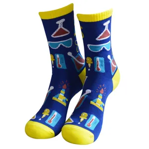 Chaussettes style laboratoire scientifique en bleu avec des accents jaunes, style décontracté.