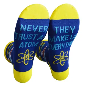 Vue de detail chaussettes droles science, chaussettes coton fantaisie pour hommes et femmes.
