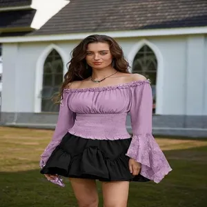 Chemisier femme lilas épaules dénudées, manches longues en dentelle, volants et taille smockée.