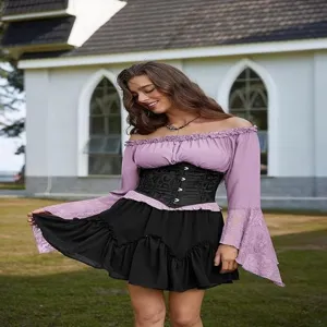 Détails du chemisier violet à épaules dénudées avec manches en dentelle, élégant et chic.