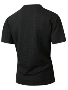 Gedetailleerd achteraanzicht van heren effen gebreid t-shirt met kabelstructuur.