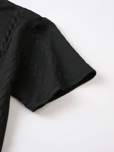 Close-up van de mouw van een zwart heren t-shirt met korte mouwen en gestructureerde stof.