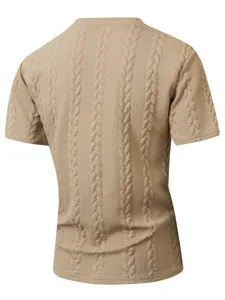 Khaki korte mouw gebreid t-shirt stofdetail, klassieke kabelpatroon textuur close-up.