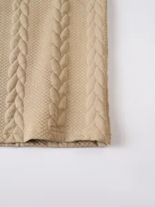 Close-up weergave van de stoftextuur en zoomdetails van een casual heren t-shirt in kaki.