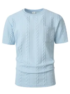Lichtblauwe kabelgebreide korte mouw t-shirt detail met textuur en handige borstzak.