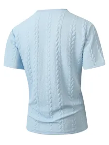 Gedetailleerd achteraanzicht van het lichtblauwe getextureerde kabeltrui t-shirt.
