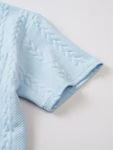 Mannen casual effen kleur korte mouw t-shirt mouw detail close-up van de stof textuur.