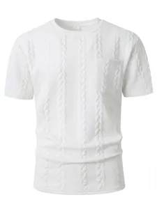 Close-up detail van het witte gestructureerde gebreide shirt met korte mouwen en borstzak.