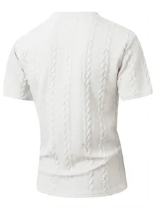 Achteraanzicht detail van heren korte mouw ronde hals t-shirt met kabelbreipatroon.