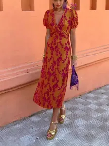 Vue détaillée de la robe midi élégante à motif floral avec col en V et manches bouffantes.